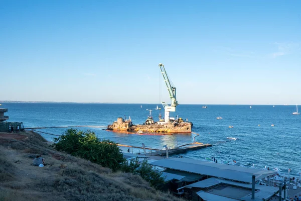 Batık gemi Delphi 'yi Karadeniz' de, Yunus sahilinin yakınında yükseltiyor. Ukrayna, Odessa, Yunus Sahili 07 Eylül 2020.