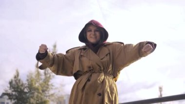 Sokak koreografisi. Doğaçlama dans et. Kız.