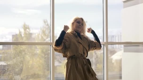 Flicka dansar vid fönstret — Stockvideo