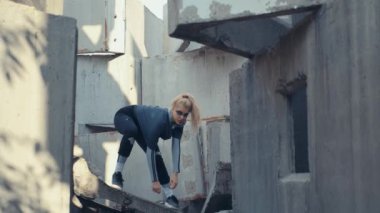 Alışılmadık bir yerde dans eden kız..