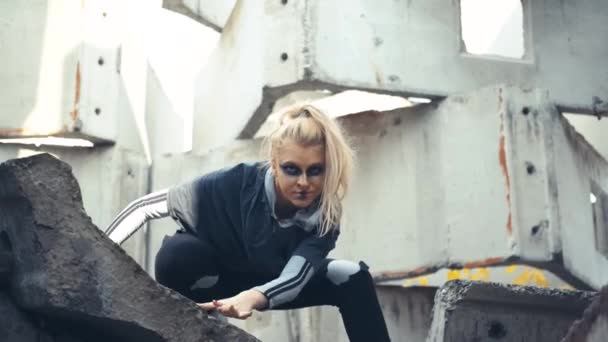 Girl dancing on the ruins. — Stock Video