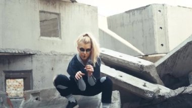 Harabelerde poz veren sarışın..