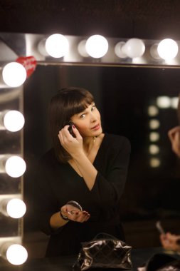 Genç güzel kadın odada ayna önünde stand