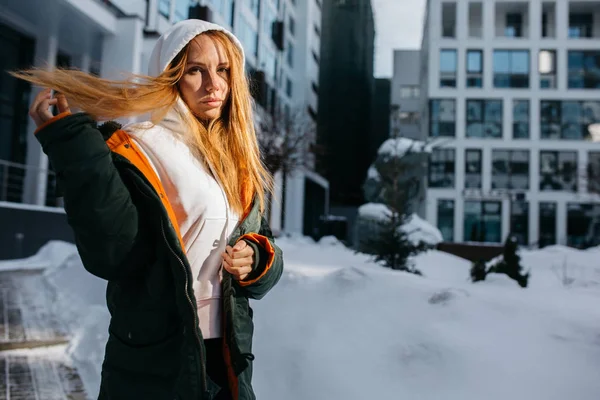 Foto av blond kvinna i huva och jackan mot vinterdag — Stockfoto
