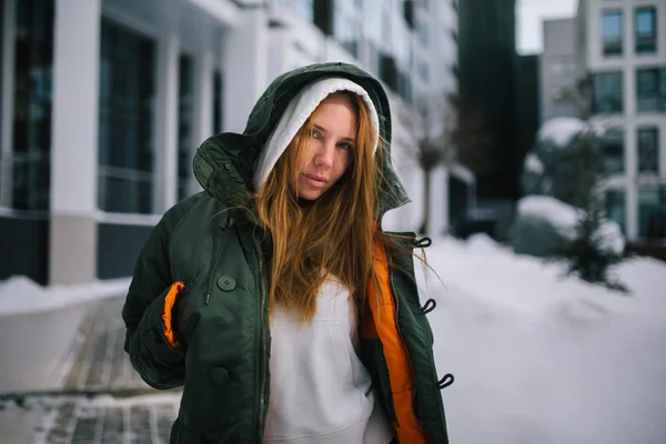 Foto de chica rubia en capucha y chaqueta contra día de invierno — Foto de Stock