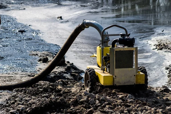 Foto der gelben Pumpe zum Abpumpen von Wasser — Stockfoto