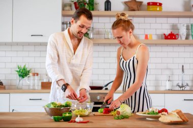 Mutfakta kahvaltı hazırlarken aşık genç çiftin resmi