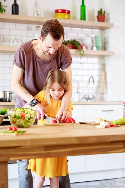 Obrázek otce s malou dcerou vaření salát — Stock fotografie