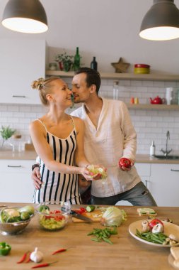 Kahvaltı hazırlarken aşık güzel çift