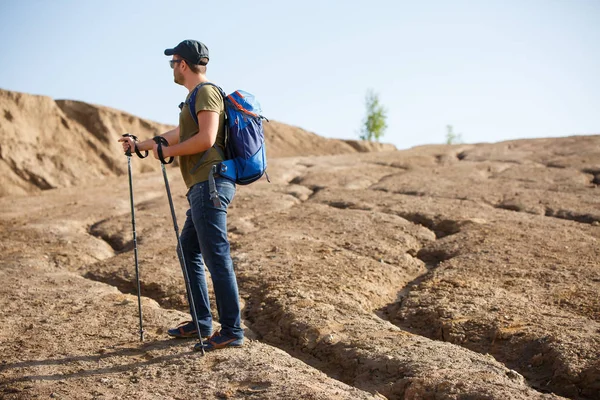 Bild des Seitenspringers mit Rucksack und Gehstöcken — Stockfoto