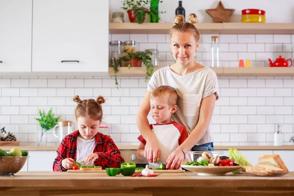 Obrázek matky s dcerou a synem vaření u stolu — Stock fotografie
