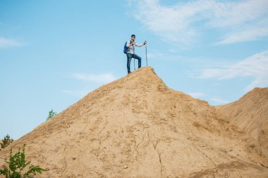 Baston tepe üzerinde adamla genç turist görüntüsünü