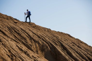 Adam sırt çantası ve baston ile arka üzerinden resim uzaktan