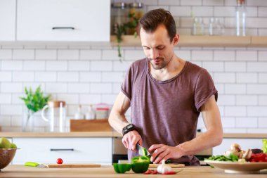 Sebze masada yemek brunet görüntüsünü