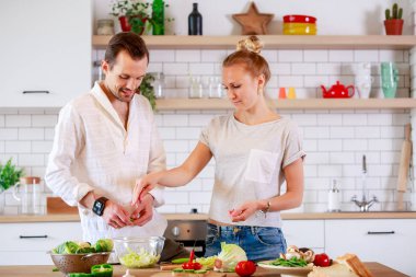 Görüntü erkek ve kadın mutfakta sebze yemek