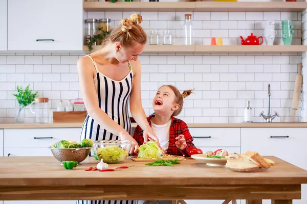 Image of woman with daughter cooking food in kitchen — Stock Photo, Image