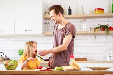 Görüntü bir öğle yemeği yemek kızı ile genç baba