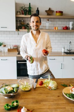 Sebze masada yemek brunet resmini