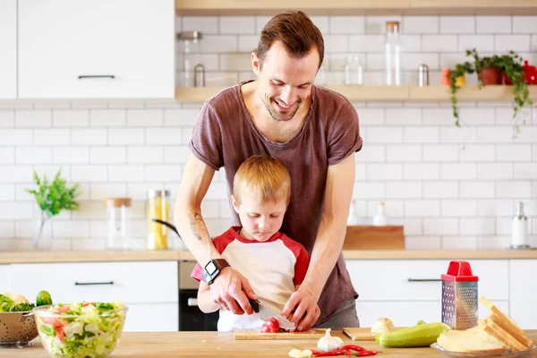 Bild eines Mannes mit Sohn beim Gemüsekochen — Stockfoto
