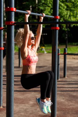 Resim Kıvırcık sarışın çeker kadar Park spor simülatör spor