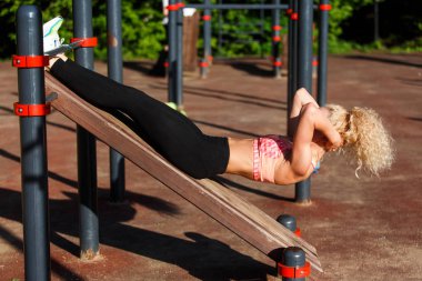 Basın Park eğitim güneş gözlüğü takıyor spor kadın fotoğrafı