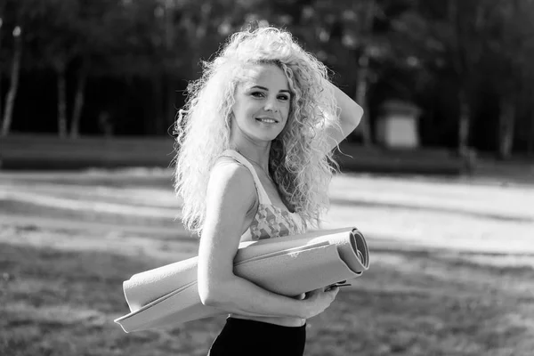 Kıvırcık saçlı genç görüntü pratik yoga Park halı üzerinde kadın spor — Stok fotoğraf