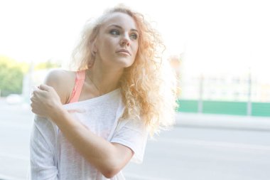 Çam dalları yanındaki kıvırcık uzun saçlı kadın fotoğrafı