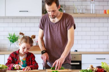 Bir baba küçük kızı sebze yemek ile görüntü