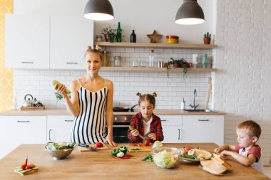 Onun kızı kesme makarna mutfak daire güzel kadın fotoğrafı
