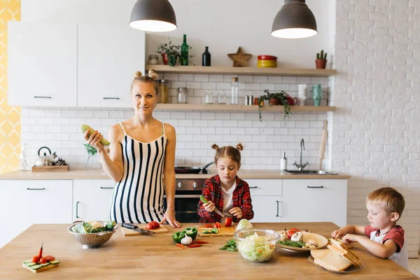 Onun kızı kesme makarna mutfak daire güzel kadın fotoğrafı