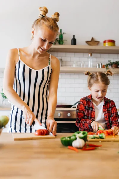 Onun kızı kesme makarna mutfak güzel kadın fotoğrafı