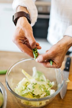Sebze masada yemek brunet resmini
