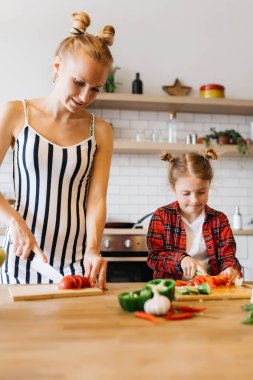 Onun kızı kesme makarna mutfak güzel kadın fotoğrafı