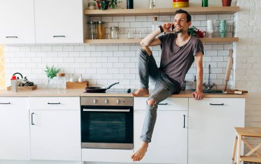 Evet mutfakta oturan adam fotoğrafı