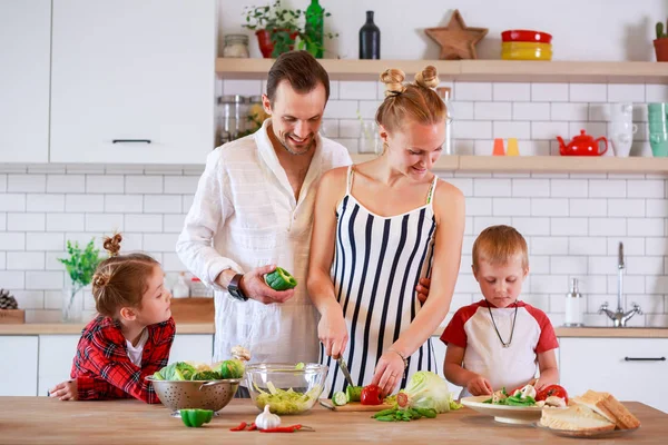 Genç Anne ve babanın oğlu ve kızı kahvaltı hazırlarken ile görüntü