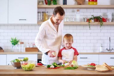 Baba ve oğul sebze ile masada yemek fotoğrafı