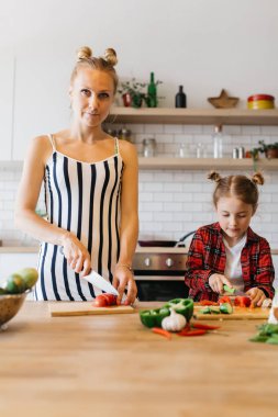 Onun kızı kesme makarna mutfak güzel kadın fotoğrafı