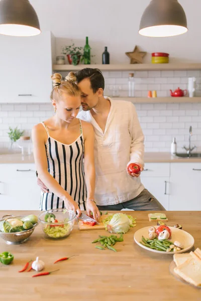 Kahvaltı hazırlarken aşık güzel çift