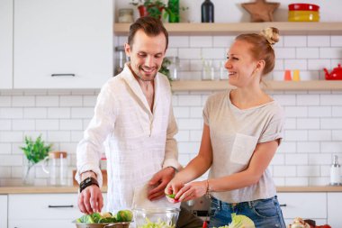 Görüntü güzel erkek ve kadın mutfakta sebze yemek