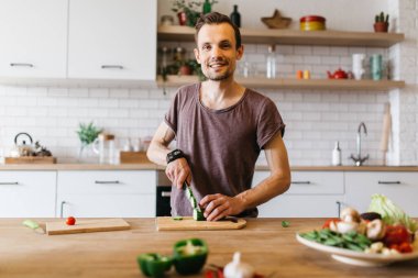 Sebze masada yemek adam resmi