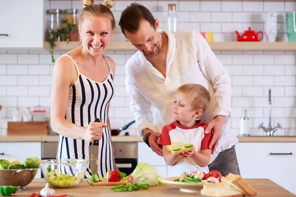 Obrázek rodiče a mladé syna přípravy jídla v kuchyni — Stock fotografie