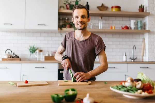 Sebze masada yemek adam resmi