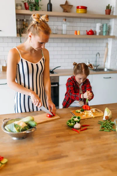 Onun kızı kesme makarna mutfak güzel kadın fotoğrafı