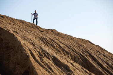 Sırt çantası ve baston Hill ile sporcu resmi