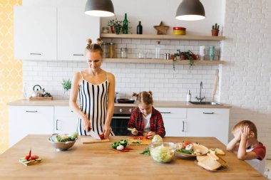 Onun kızı kesme makarna mutfak güzel kadın fotoğrafı