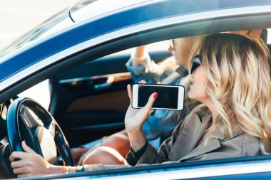 Fotoğraf ile cep telefonu arabada oturan sarışın tarafının