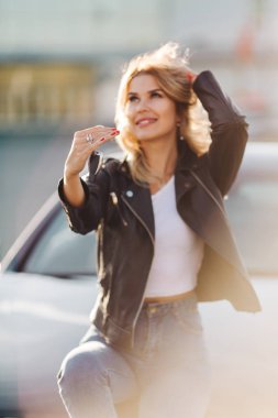 Sarışın genç kadın siyah araba kaputa oturan tuşları ile görüntü