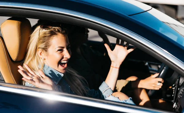 Foto sisi tampilan gadis bahagia duduk di dalam mobil — Stok Foto