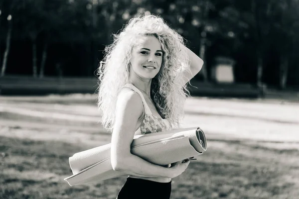 Imagen de una joven deportista de pelo rizado practicando yoga sobre alfombra — Foto de Stock