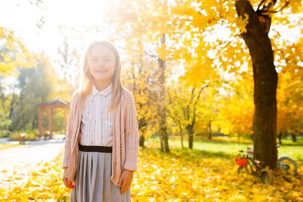 Foto van meisje in herfst bos in de middag — Stockfoto